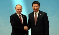 Firman China y Rusia acuerdos de cooperación en energía 