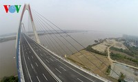 El panorama de la puente de Nhat Tan y la carretera más moderna de Hanoi