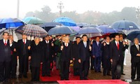 Máximos dirigentes de Vietnam homenajean al presidente Ho Chi Minh y mártires