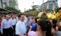 Premier visita calle de flores y fiesta de libros en Ciudad Ho Chi Minh