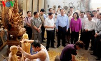 Presidente del Frente de la Patria en visita de trabajo a la aldea artesanal Son Dong 