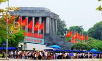 Aumentan flujo de turistas en el Mausoleo del Presidente Ho Chi Minh en días feriados 