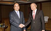 Viceprimer ministro de Vietnam, Nguyen Xuan Phuc visita Singapur