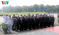 Rinden homenaje al presidente Ho Chi Minh altos dirigentes de Vietnam