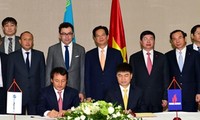 Premier vietnamita en encuentro con empresas en Kazajstán