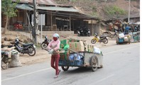 Mujeres de Van Kieu y su brigada de carretas en la frontera