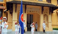 Izamiento de la bandera de ASEAN para celebrar 48 años de su fundación