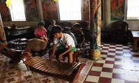 Concierto de instrumentos tradicionales del pueblo jemer en la Pagoda Doi