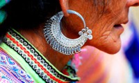 Pendientes singulares de las mujeres Mong en Son La