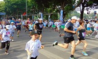 Más de mil 300 personas participan en el 42 Maratón del periódico Hanoi Moi