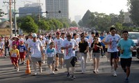 Miles de personas participan en la carrera caritativa Terry Fox 2015 en Vietnam