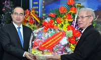 Dirigentes vietnamitas felicitan comunidad cristiana por Navidad 