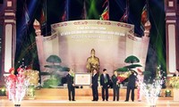 Entrega certificado de reliquia nacional especial para templo de gran cultor vietnamita