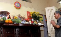 Tradicional culto de los vietnamitas en el sur a los antepasados en el Tet 