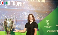 Carles Puyol introduce la copa de Liga de Campeones al público vietnamita 