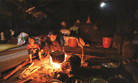 Ancestral culto a la deidad de la cocina de los Ha Nhi