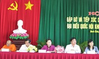 Candidatos a la Asamblea Nacional de Vietnam en contacto preelectoral con votantes