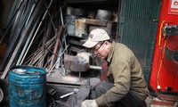 Un artesano del casco histórico de Hanoi