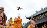 Vietnam conmemora solemnemente aniversario 2560 del nacimiento y la iluminación del Buda