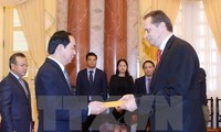 Presidente vietnamita recibe a embajadores extranjeros 