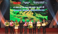 Entregan premios del concurso vietnamita de escritura sobre agricultura del 2015