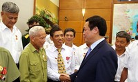 Vicepremier vietnamita se reúne con personas de méritos de Nam Dinh