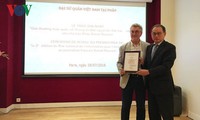 Entregan premio de concurso vietnamita al periodista francés