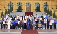 Recibe vicepresidenta de Vietnam a jóvenes étnicos sobresalientes de Lao Cai