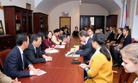 Delegación partidista de Vietnam visita el Instituto de Ho Chi Minh en San Petersburgo