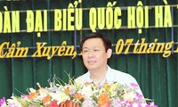 Vice primer ministro de Vietnam con votantes de provincia central 