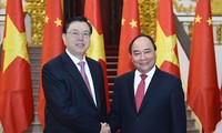 Dirigentes vietnamitas reciben al líder parlamentario de China 