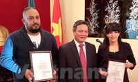 Dos periodistas argelinos condecorados con el Premio de Informaciones al Exterior de Vietnam