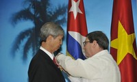 Condecorado en Cuba embajador de Vietnam