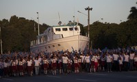 Cubanos desfilan en ocasión del aniversario 58 de la Revolución 