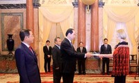 Presidente de Vietnam recibe a nuevos embajadores extranjeros 