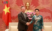 Presidenta del Parlamento vietnamita recibe a embajadores foráneos