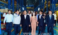 Premier vietnamita visita planta de montaje de automóviles en Ninh Binh