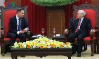 Dirigentes vietnamitas reciben al presidente polaco