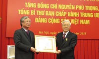 Máximo líder partidista vietnamita recibe la Medalla de 50 años de Militancia