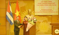 Líder parlamentaria de Vietnam condecorada con la Orden de la Solidaridad de Cuba