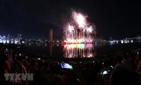 Espectáculos pirotécnicos iluminan el río Han en la ciudad centrovietnamita de Da Nang