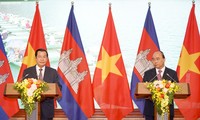 Premieres de Vietnam y Camboya copresiden una rueda de prensa conjunta