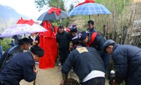 El sonido de tambores y trompetas en la boda de los Dao Rojo