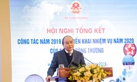 Premier vietnamita orienta tareas del Ministerio de Industria y Comercio