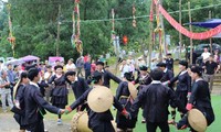 El baile con tambores de la etnia Giay en Ha Giang