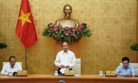 Primer ministro vietnamita pide seguir aplicando estrictas medidas de control del covid-19