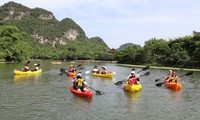 El complejo paisajístico de Trang An ofrece servicio de kayak a los turistas