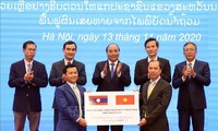 Entrega simbólica de mil toneladas de arroz donadas por Vietnam a Laos