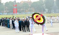 Participantes en el X Congreso Nacional de Emulación Patriótica homenajean al presidente Ho Chi Minh