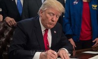 Trump firma proyecto de ley de gastos para evitar un cierre del Gobierno